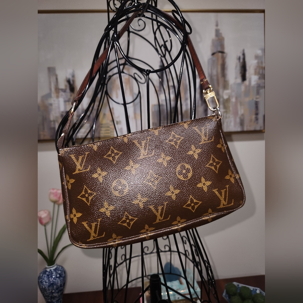 LOUIS VUITTON Vintage Monogram Pochette Accessoires  👛